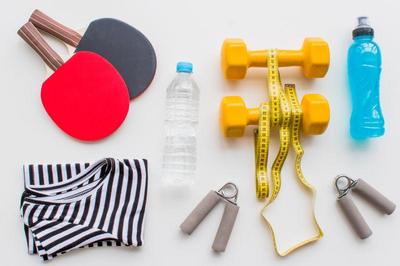 健身工具圖片-白色桌面上的各種健身運動器材素材-高清圖片-攝影照片-尋圖 .